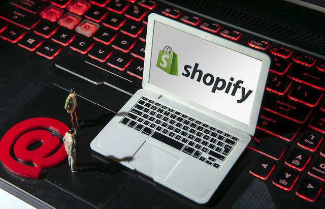 定制外貿(mào)獨(dú)立站商城和選擇Shopify建站大比拼，一擼到底！